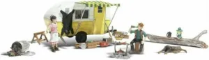 Ma & Pa's Trailer Haven Camping Trailer w/Figures N scale Woodland Scenics