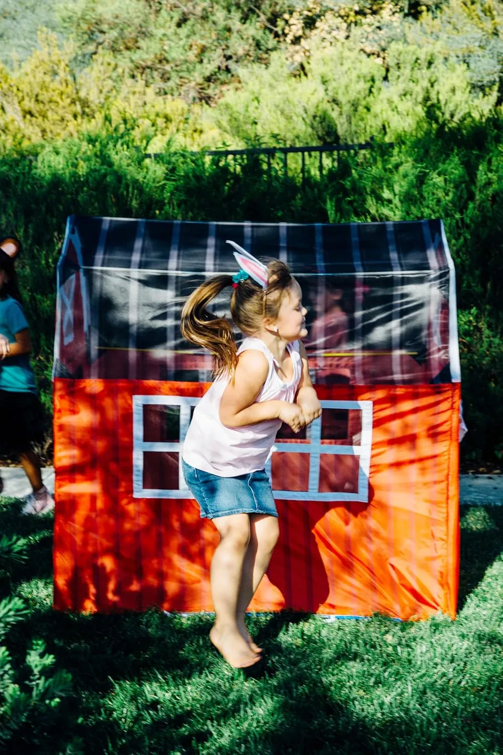 Pacific Play Tents 60810 Barnyard Playhouse Tent, 48" x 38" x 48", Multi